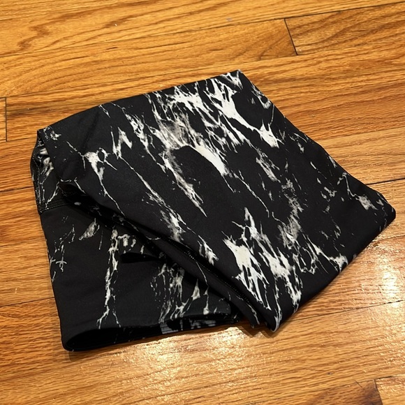 Beautiful Black and White Marbled Beyond Yoga full length stretchy leggings - Picture 10 of 10